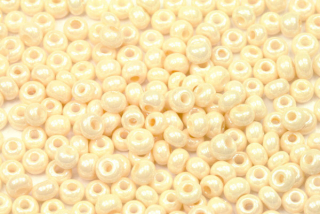Rokajl Preciosa 7/0 (3,2 - 3,7 mm) RH, bal. 50 g - krémová perlová, listr shell
