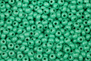 PRECIOSA rokajl 6/0 (3,7 - 4,3 mm) RH, bal. 50 g - sytý zelený listr (světl. smaragdový)