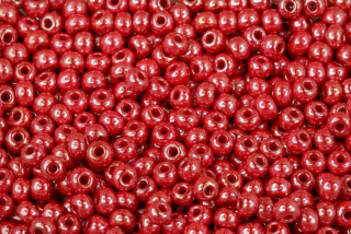 PRECIOSA rokajl 5/0 (4,3 - 4,8 mm) RH, bal. 50 g - sytá červená s listrem, sfinx