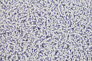 PRECIOSA rokajl 10/0 (2,2 - 2,4 mm) RH, bal. 50 g - bílá křída, modré proužky