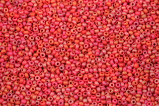 PRECIOSA rokajl 11/0 (2,0 - 2,2 mm) RH, bal. 50 g - sytá červená, rainbow, mat