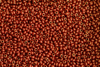 PRECIOSA rokajl 10/0 (2,2 - 2,4 mm) RH, bal. 50 g - sytá červená korál, růžový listr