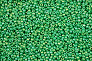 PRECIOSA rokajl 11/0 (2,0 - 2,2 mm) RH, bal. 50 g - sytá zelená, rainbow