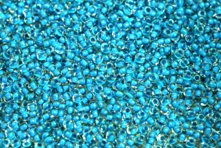 PRECIOSA rokajl 9/0 (2,4 - 2,8 mm) RH, bal. 50 g - krystal s modrým průtahem