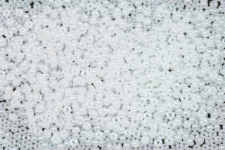 PRECIOSA rokajl 11/0 (2,0 - 2,2 mm) RH, bal. 50 g - bílý alabastr s listrem, sfinx