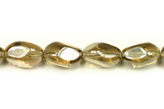Mačkaná oliva 13x9 mm, 13 ks/16 cm - transp. kouřový (smoke) topaz s bílým listrem