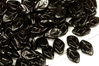 Mačkané korálky lísteček 12x7 mm, 20 ks - sytá černá