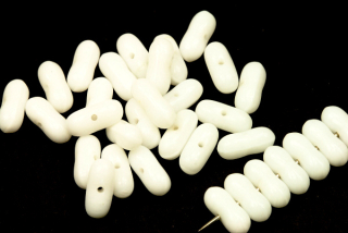 Mačkané korálky mašličky 9x4 mm, 42 ks/16 cm - bílá křída