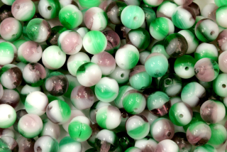 Mačkané korálky kuličky 6 mm, 27 ks/16 cm- fialovo-zeleno-bílá žíhaná