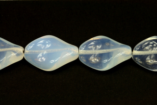 Mačkané korálky vrtule 19x13 mm, 9 ks/17 cm - bílý opál