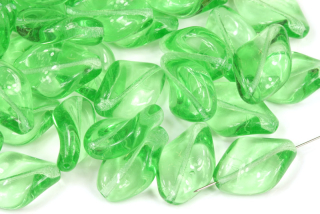 Mačkané korálky vrtule 19x13 mm, 9 ks/17 cm - transparentní zelená peridot