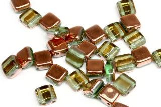 Silky beads 6x6 mm, 30 ks - transp. světle zelená peridot se spodním pokovem zlato Capri