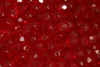 Broušená kulička ohňovka 6 mm, 27 ks/16 cm - transparentní rubínově červená