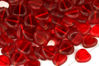 Ploškované korálky srdce 10 mm, 10 ks - transp. rubínová s matným obvodem