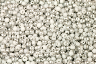 Mačkané korálky kuličky 3 mm, 100 ks - stříbrný půlpokov Labrador na křídě