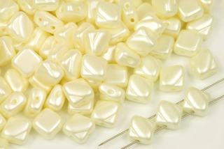 Silky beads Diagonal 6x6 mm, 30 ks - světle vanilkově žlutý vosk