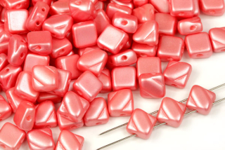Silky beads Diagonal 6x6 mm, 30 ks - jahodově růžový vosk