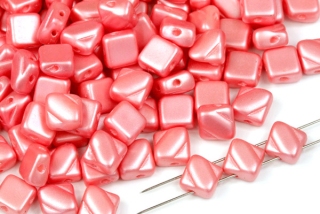 Silky beads Diagonal 6x6 mm, 30 ks - jahodově růžový vosk