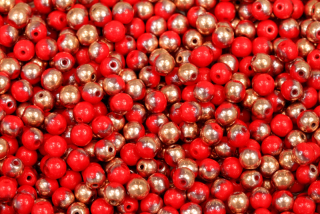 Mačkané korálky kuličky 4 mm, 40 ks/16 cm - sytá korálově červená, zlato Capri