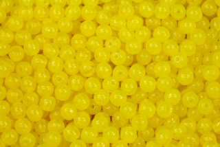 Mačkané korálky kuličky 4 mm, 40 ks/16 cm - opálová žlutá