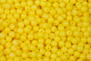 Mačkané korálky kuličky 4 mm, 40 ks/16 cm - žlutý listr na syté křídě
