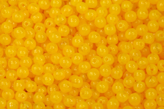 Mačkané korálky kuličky 4 mm, 40 ks/16 cm - opálová tmavší žlutá