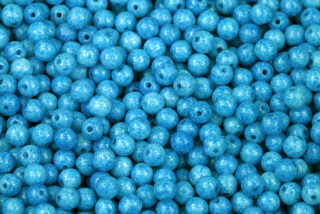 Mačkané korálky kuličky 4 mm, 40 ks/16 cm - tyrkysově modrý listr na syté křídě