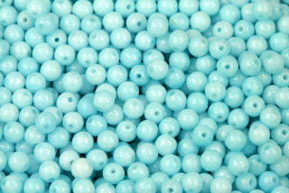 Mačkané korálky kuličky 4 mm, 40 ks/16 cm - světlejší tyrkysově modrý listr na křídě