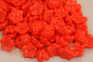 Mačkané korálky kytička 10 mm, 10 ks - žíhaná oranžovočervená