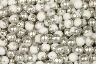 Mačkané korálky kuličky 6 mm, 27 ks/16 cm - stříbrný půlpokov Labrador na syté bílé křídě