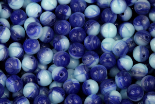 Mačkané korálky kuličky 6 mm, 27 ks/16 cm - žíhaná modrá