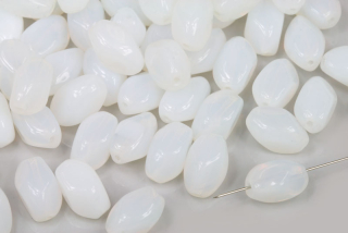 Mačkané korálky oliva tvarovaná 11x7 mm, 15 ks/16 cm - bílý opál