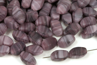 Mačkané korálky oliva tvarovaná 11x7 mm, 15 ks/16 cm - sytá fialově žíhaná, pruhovaná, mat