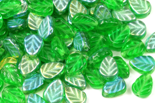 Mačkané korálky, lísteček 10x8 mm, 20 ks - transp. zelená peridot s duhovým dekorem AB
