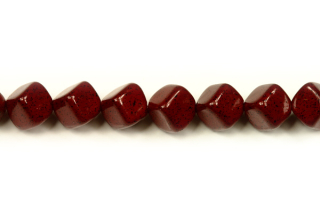 Voskovaná perle kostička 8x8 mm, 22 ks - vínově červená kropenatá