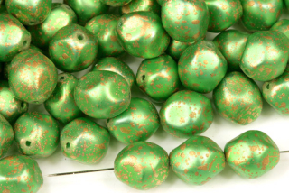 Voskované korálky tvarové 10x9 mm, 18 ks - zelená matná, stříkaná