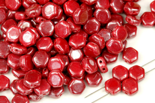 Dvoudírový hexagon (honeycomb) 6 mm, 30 ks - sytá korálově červená s bílým listrem