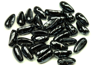 PRECIOSA Chilli™ 4x11 mm, 30 ks - sytá černá s listrem, hematitová