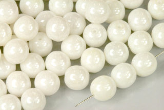 Mačkané korálky kuličky 8 mm, 20 ks/16 cm - bílý alabastr s listrem