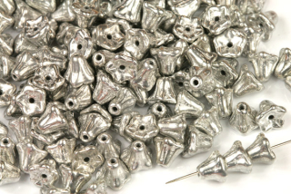 Mačkané korálky kytička zvoneček 5x6 mm, 20 ks - stříbrný celopokov Labrador