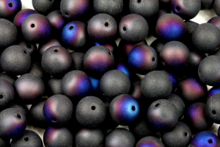 Mačkané korálky kuličky 8 mm, 20 ks/16 cm - sytá černá s modro-duhovým půlpokovem, mat