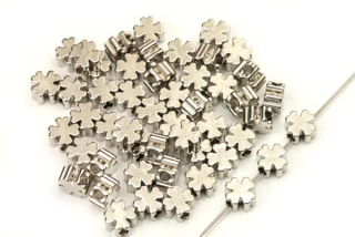 Kovový korálek čtyřlístek 5x5x3 mm, galva platina, 1 ks