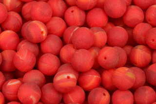 Mačkané korálky kuličky 8 mm, 20 ks/16 cm - žíhaná červená, matná