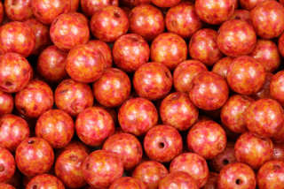 Mačkané korálky kuličky 8 mm, 20 ks/16 cm - červenorůžová lazura