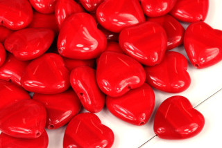 Mačkané korálky srdce 15x16 mm, 5 ks - sytá korálově červená