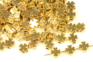 Kovový korálek čtyřlístek 5x5x3 mm, galva zlatá, 1 ks