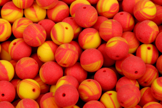 Mačkané korálky kuličky 8 mm, 20 ks/16 cm - sytá žluto-červená, matná