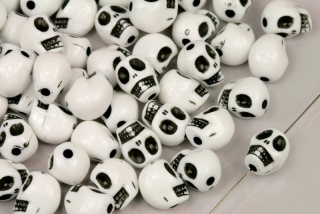 Plastové korálky, lebka 10 mm, 20 ks - černo-bílá