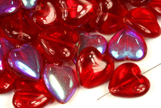 Mačkané korálky srdce 15x16 mm, 5 ks - transparentní rubínově červená s AB pokovem