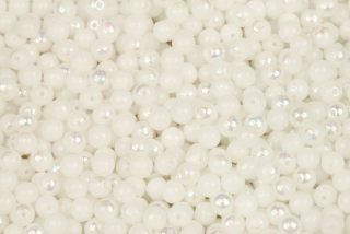 Mačkané korálky kuličky 4 mm, 100 ks - bílý alabastr s duhovým AB pokovem